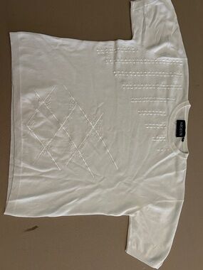 White Short-Sleeve Embellished Women's Topi 
It is like medium